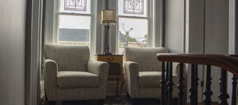 Artistic Lodging King Suite