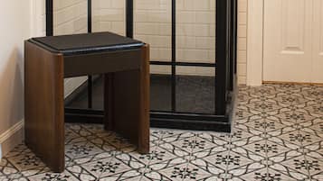 シャワー、ヘアドライヤー、タオル、石鹸