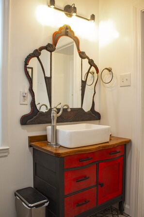 Dusj, hårføner, håndklær og såpe