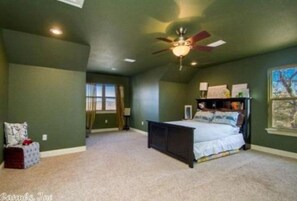 3 bedrooms, in-room safe, iron/ironing board, WiFi - We invite you to experience The Alexandrite! Learn more at thealexandrite.us (Springfield)