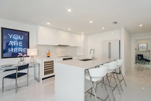Fridge, microwave, oven, stovetop - Modern Beach House with excellent location (Anna Maria)
