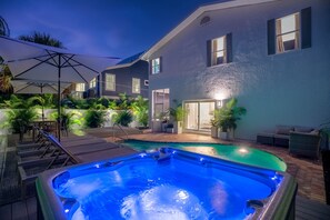 Una piscina al aire libre, una piscina climatizada