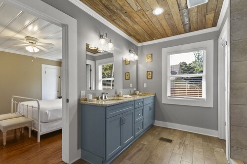 The Nest: A Comforting Southern Retreat. 2 miles from the University of AL. 