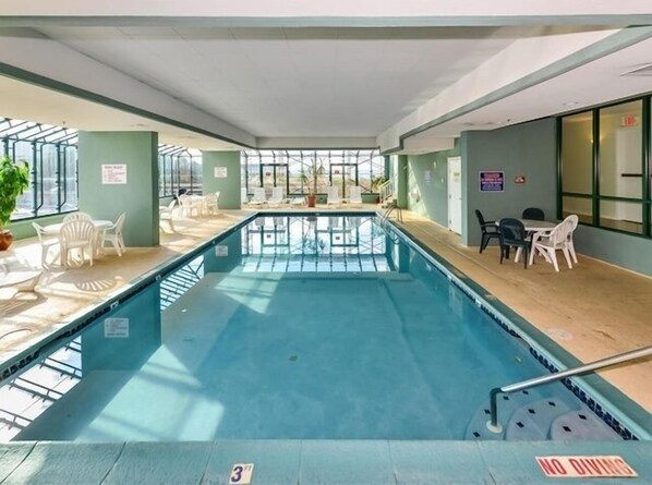Una piscina techada, una piscina climatizada