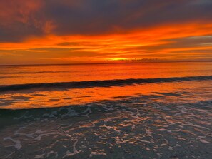 Beach nearby, sun-loungers, beach towels