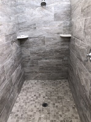 Bathtub, jetted bath, hair dryer, bidet - Marco Bayfront Views near Tigertail Beach Park, Summer Discounts & Promotions! (Marco Island)