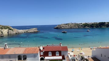 På stranden, solsenger og strandhåndklær