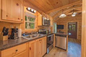 Full-size fridge, microwave, oven, stovetop - Apollonie Cabin | Lookout Mountain | Hot Tub (Chattanooga)