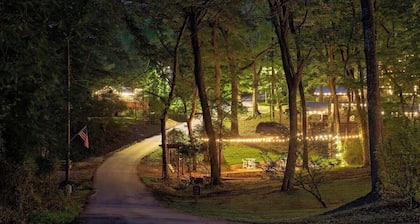 Apollonie Cabin Private Spa at Lookout Mountain