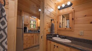 Full-size fridge, microwave, oven, stovetop