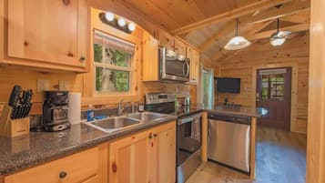 Full-sized fridge, microwave, oven, stovetop