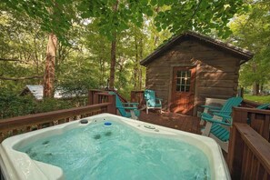 Outdoor spa tub - Apollonie Cabin Private Spa at Lookout Mountain (Chattanooga)