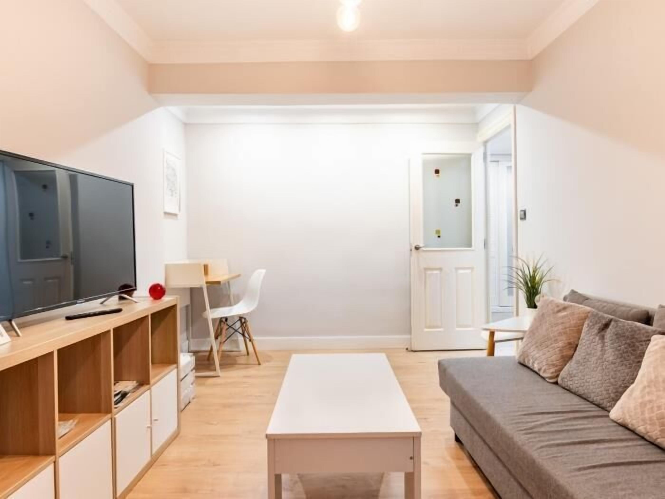 Una Smart TV, una biblioteca de música