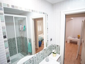 Bruser, miljøvenlige toiletartikler, hårtørrer, håndklæder