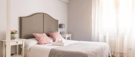 2 makuuhuonetta, työpöytä, silitysrauta/-lauta, vauvan matkasänky