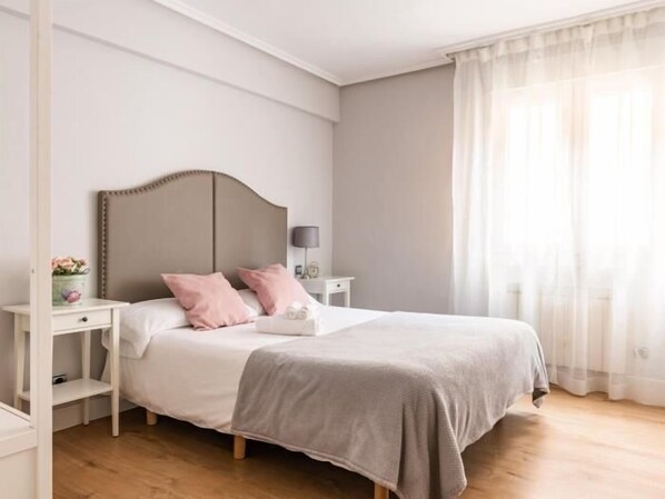 2 bedrooms, desk, iron/ironing board, travel crib