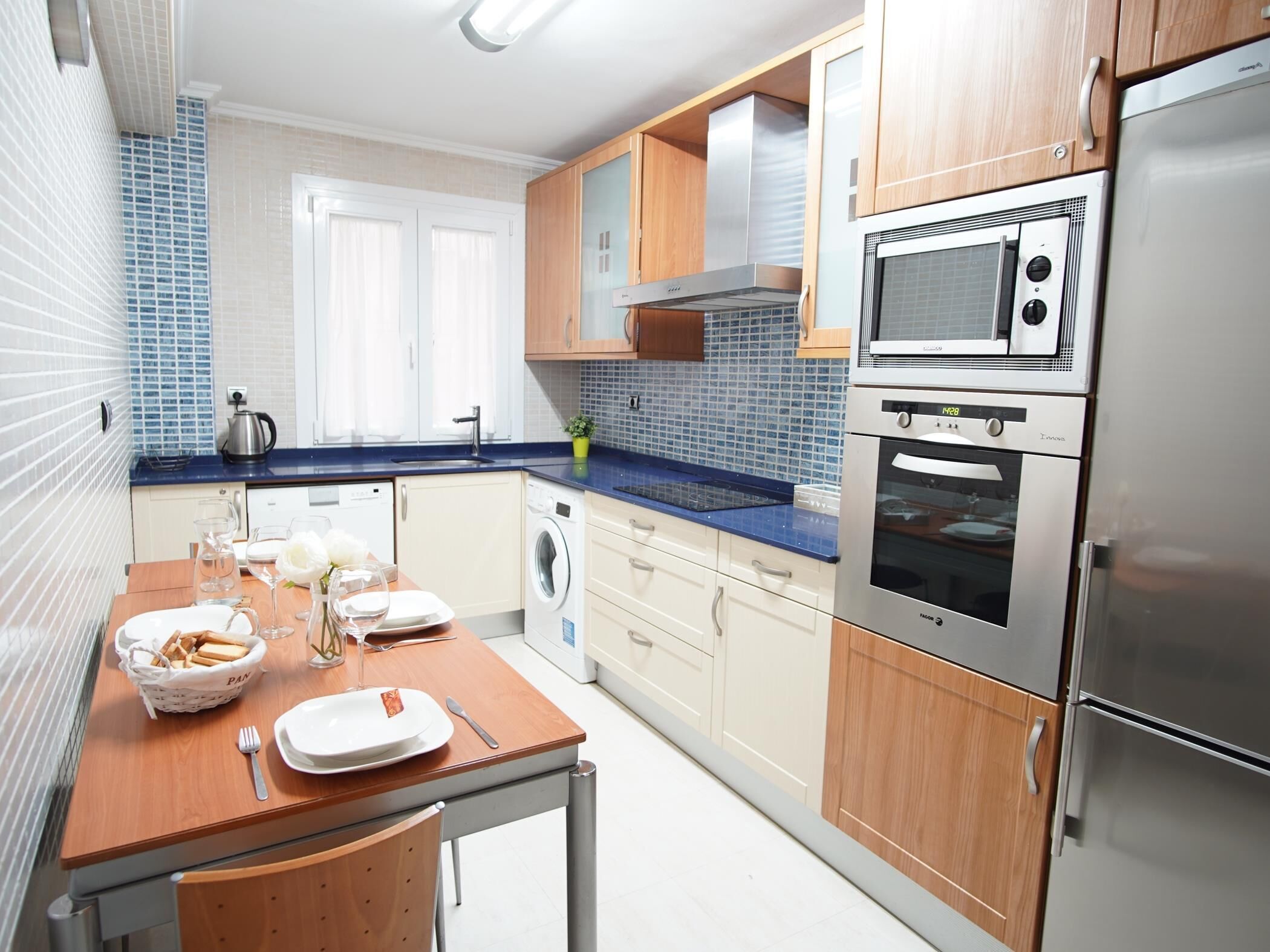 Kylskåp, mikrovågsugn, ugn och spishäll