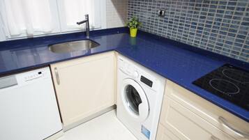 Frigorífico, microondas, horno y placa de cocina