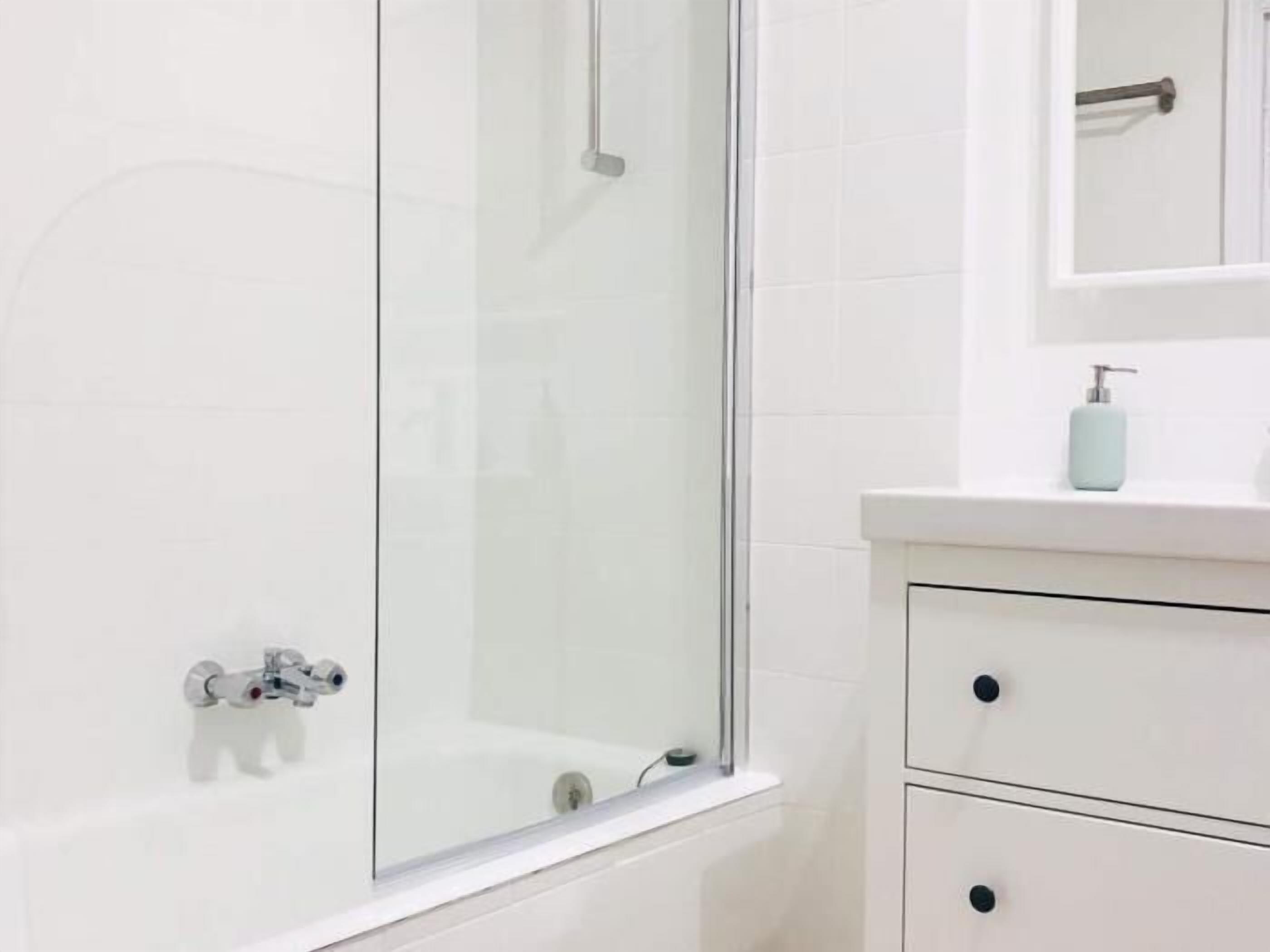 Ducha, artículos de tocador ecológicos, secador de pelo, toallas
