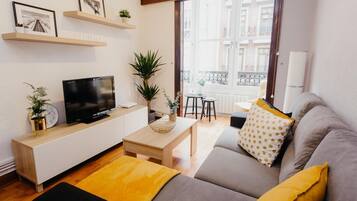 Una televisión, libros