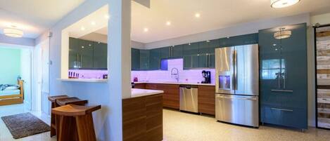 冷蔵庫、電子レンジ、オーブン、コンロ