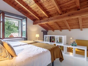 3 habitaciones, tabla de planchar con plancha y cuna de viaje 