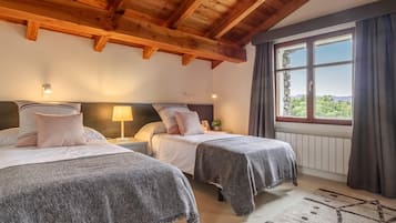 3 slaapkamers, een strijkplank/strijkijzer, reisbedje, gratis wifi