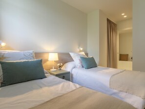 3 habitaciones, tabla de planchar con plancha y cuna de viaje 