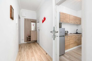 Kühlschrank, Mikrowelle, Herdplatte, Kochgeschirr/Geschirr/Besteck