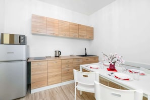 Fridge, microwave, stovetop, electric kettle