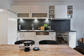Kühlschrank, Ofen, Geschirrspüler, Wasserkocher mit Kaffee-/Teezubehör