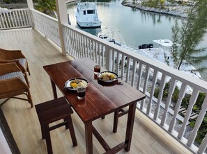 Outdoor dining - Charming Maple Canalfront Condo (Nassau)