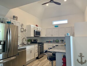 Kjøleskap, mikrobølgeovn, ovn og kokeplater