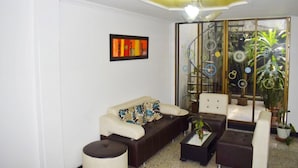 Lobby sitting area - Hotel Los Cristales (Pereira)