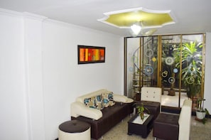 Lobby sitting area - Hotel Los Cristales (Pereira)