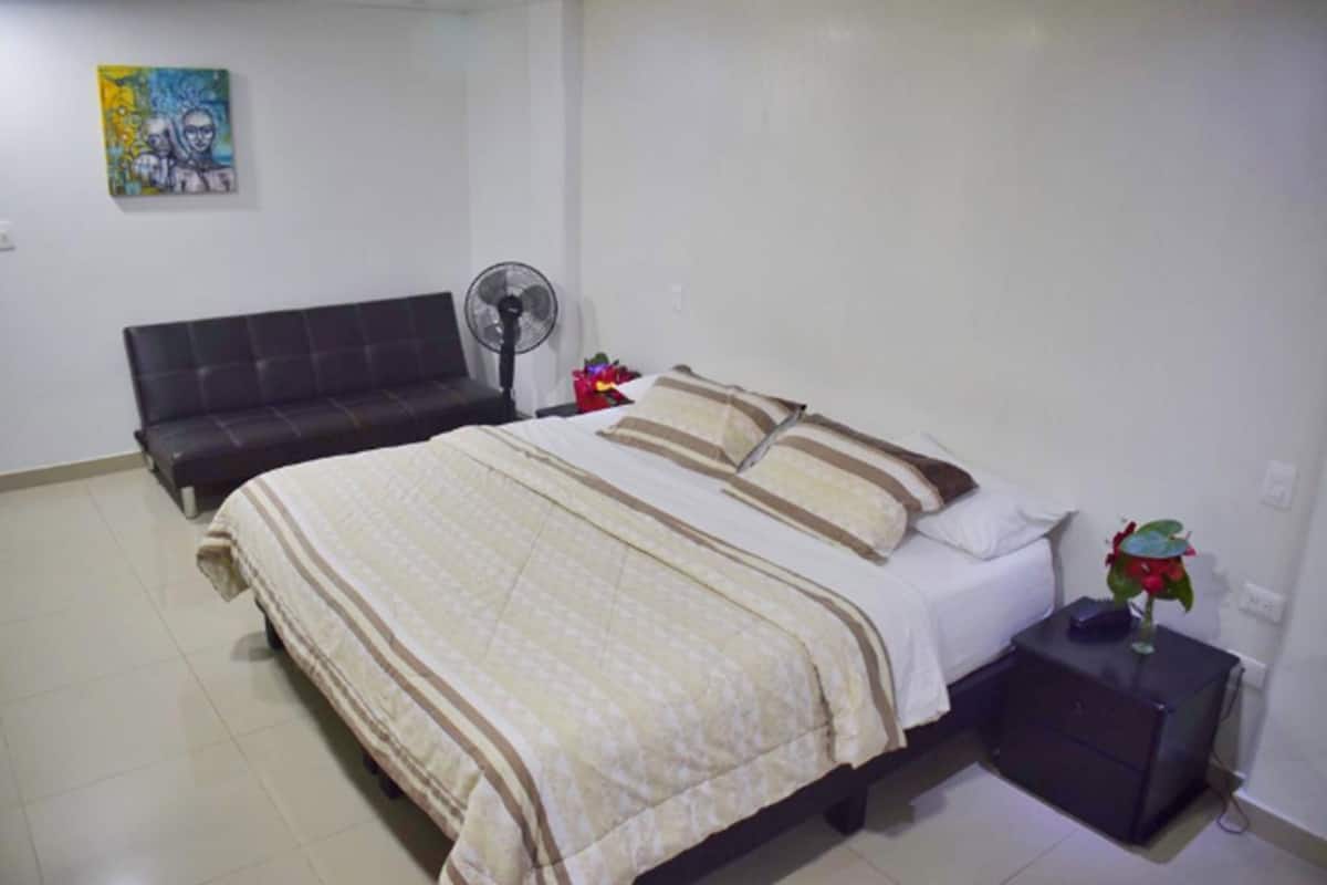 Comfort Studio Suite | Minibar, desk, laptop workspace, iron/ironing board