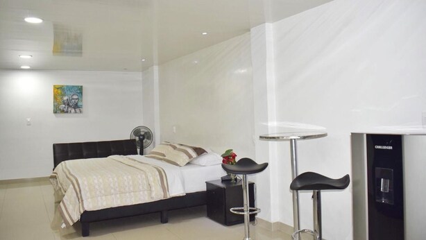 Minibar, desk, laptop workspace, iron/ironing board (on request) - Hotel Los Cristales (Pereira)