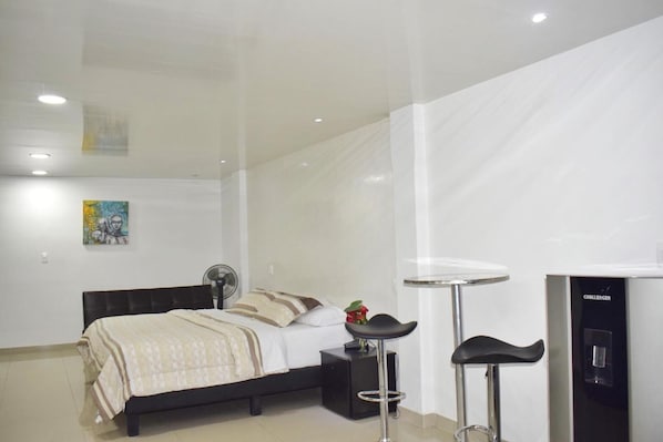 Minibar, desk, laptop workspace, iron/ironing board - Hotel Los Cristales (Pereira)