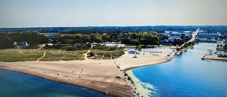 Beach nearby, sun loungers, beach towels
