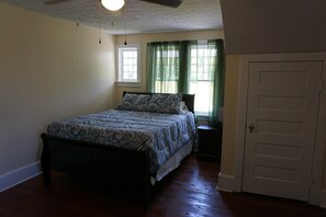 3 habitaciones, tabla de planchar con plancha, wifi y ropa de cama 