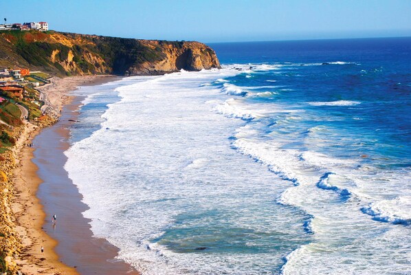 Perto da praia, espreguiçadeiras, toalhas de praia 