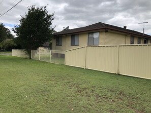 المنطقة المحيطة بالمنشأة