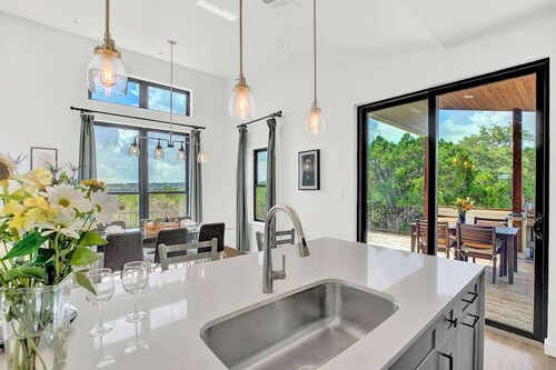 Luxury Lakeview Home w/Pool,Beach,Boat,&Gym Access