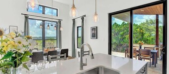 Luxury Lakeview Home w/Pool,Beach,Boat,&Gym Access