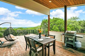 Outdoor dining - Luxury Lakeview Home w/Pool,Beach,Boat,&Gym Access (Lago Vista)