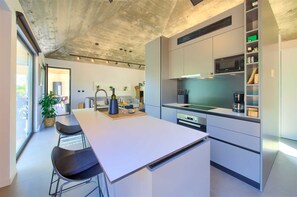 ثلاجة، ميكروويف، فرن، غسالة أطباق