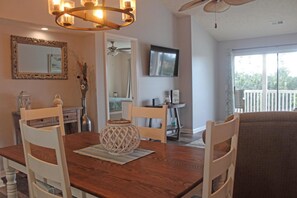 Condo, 2 Bedrooms | Dining
