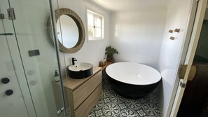Shower, jetted bath, hair dryer