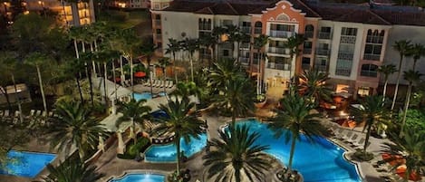 Una piscina al aire libre