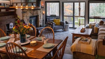 TV connectée, cheminée, livres, médiathÚque